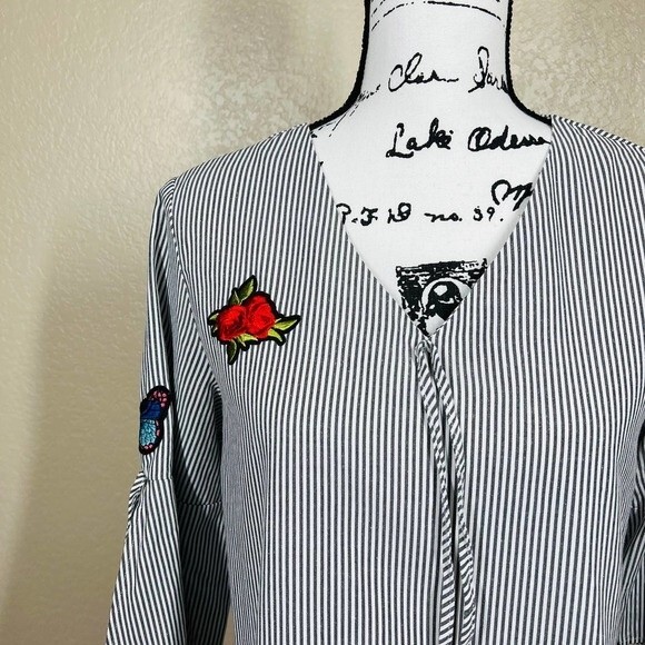 La sorella gray top striped V-neckline Bell sleeve with butterflies patch size M - Picture 6 of 12